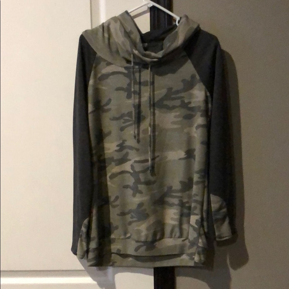 Camo crowl neck sweater